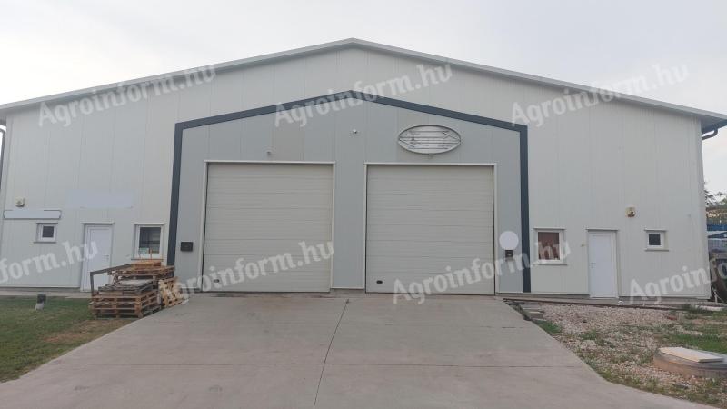 Nagytarcsa modern ipari parkban eladó 251 m² csarnok 460 m² telekrésszel, dupla kapuval, azonnal birtokba vehető, kiváló közlekedéssel