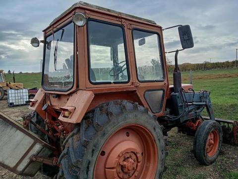 MTZ 80-as traktor homlokrakodóval MTZ 80-as traktor homlokrakodóval