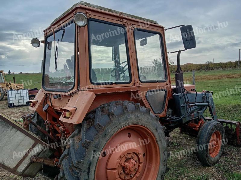 MTZ 80-as traktor homlokrakodóval