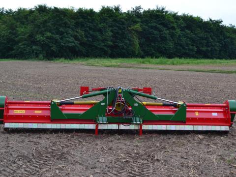 KG 6000 típusú 6 m-es hidraulikus szárzúzó KG 6000 típusú 6 m-es hidraulikus szárzúzó