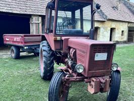 Eladó a képen látható T-25 -ös traktor munkaeszközeivel egyben