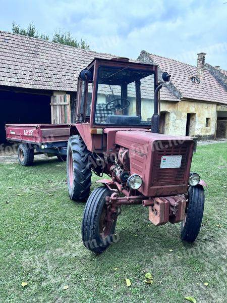 Eladó a képen látható T-25 -ös traktor munkaeszközeivel egyben