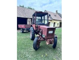 Eladó a képen látható T-25 -ös traktor munkaeszközeivel egyben