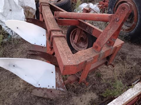 IH 2 és 3 fejes eke MTZ traktor után IH 2 és 3 fejes eke MTZ traktor után