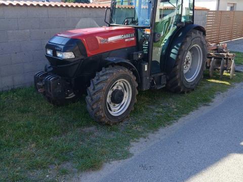 CASE IH Quantum 95F ültetvénytraktor eladó 1435 üzemórával CASE IH Quantum 95F ültetvénytraktor eladó 1435 üzemórával