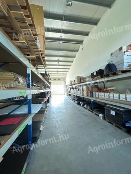 Nagytarcsa, Szilas Kereskedelmi Park – Üzleti célú épület, 30 kW napelem, engedély nélkül 12 tonna alatt, 827 nm + 360 nm galéria, 20 parkolóhely