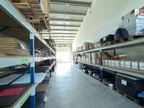 Nagytarcsa, Szilas Kereskedelmi Park – üzleti célú épület 30 kW napelemmel, engedély nélkül, 12 tonna alatt, 827 nm + 360 nm galéria, 20 parkolóhely Nagytarcsa, Szilas Kereskedelmi Park – üzleti célú épület 30 kW napelemmel, engedély nélkül, 12 tonna alatt, 827 nm + 360 nm galéria, 20 parkolóhely