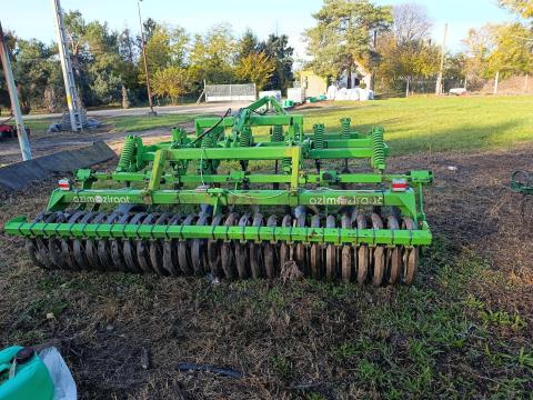Azim 10 kapás gruber,  3 m munkaszélességgel,  rugós kőbiztosítással és ékgyűrűs elmunkálóval Azim 10 kapás gruber,  3 m munkaszélességgel,  rugós kőbiztosítással és ékgyűrűs elmunkálóval