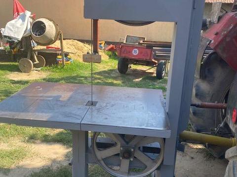 Traktor hajtású 600-as szalagfűrész eladó Traktor hajtású 600-as szalagfűrész eladó