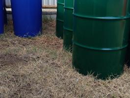 Újszerű csatos fém-vas hordó, 200 literes, kétféle típus – Ár/db