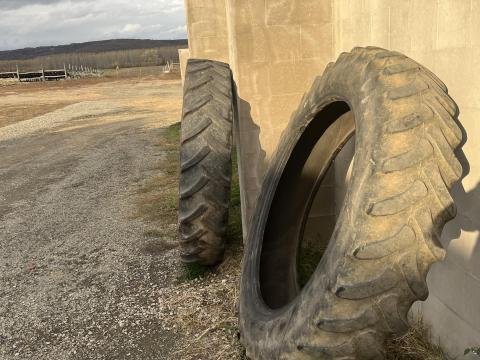 2 db használt 380/90 R46 Firestone gumiabroncs eladó 2 db használt 380/90 R46 Firestone gumiabroncs eladó