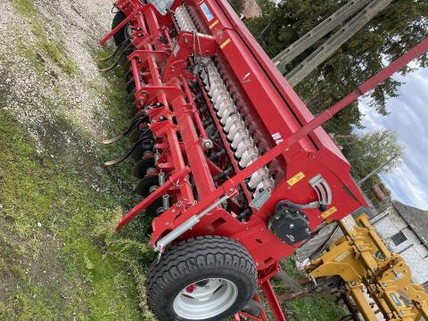 Eladó 4 méteres IRTEM gabonavetőgép műtrágya kijuttató egységgel, 2022-es évjárat Eladó 4 méteres IRTEM gabonavetőgép műtrágya kijuttató egységgel, 2022-es évjárat