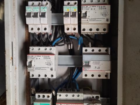 Háromfázisú villamos elosztószekrény eladó vagy csere nyúlketrecre Háromfázisú villamos elosztószekrény eladó vagy csere nyúlketrecre