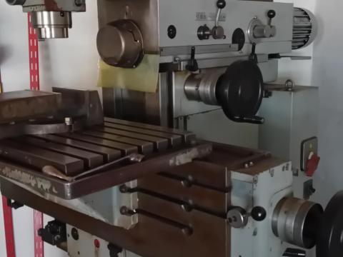 AVIA FND 32 AT szerszámmarógép sok tartozékkal AVIA FND 32 AT szerszámmarógép sok tartozékkal