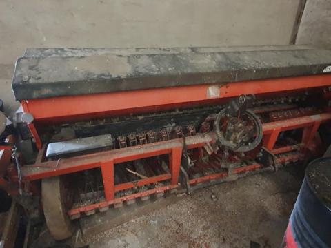 Eladó függesztett kivitelű Carraro gabonavetőgép Eladó függesztett kivitelű Carraro gabonavetőgép