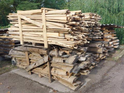 Tűzifa és fűrészpor eladó asztalosüzemből Héderváron Tűzifa és fűrészpor eladó asztalosüzemből Héderváron