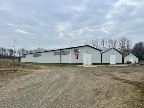 TELEPHELY,  3 csarnokkal ELADÓ,  Balkányban