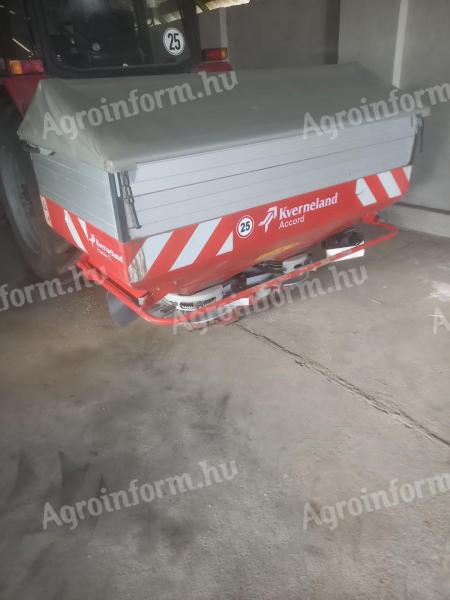 Kverneland CL 1100 hidraulikus határszóróval