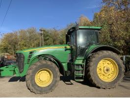 John Deere 8230