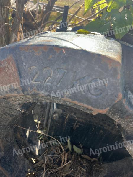 New Holland T8 300 keréksúly (2x225 kg)