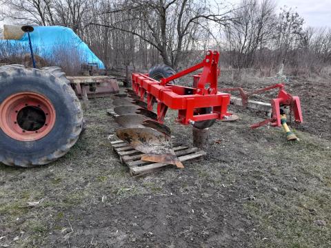 IH 5 fejes függesztett eke eladó - újszerű állapotban IH 5 fejes függesztett eke eladó - újszerű állapotban