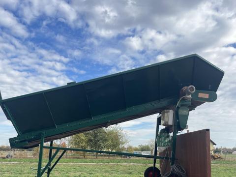 Eladó azonnal munkára fogható fogadó garat frekvenciaváltóval, 3 fázis Eladó azonnal munkára fogható fogadó garat frekvenciaváltóval, 3 fázis