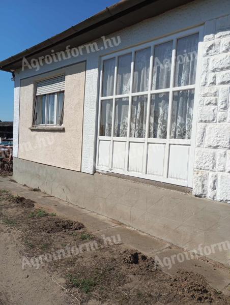 Eladó családi ház Nagyecsed központjában, nagy telekkel