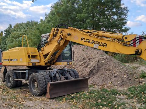 Forgókotró Furukawa W735 LS hibás, piros rendszámos gép eladó Forgókotró Furukawa W735 LS hibás, piros rendszámos gép eladó