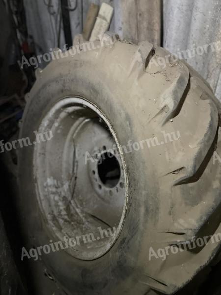 E512 kombájn gumi eladó