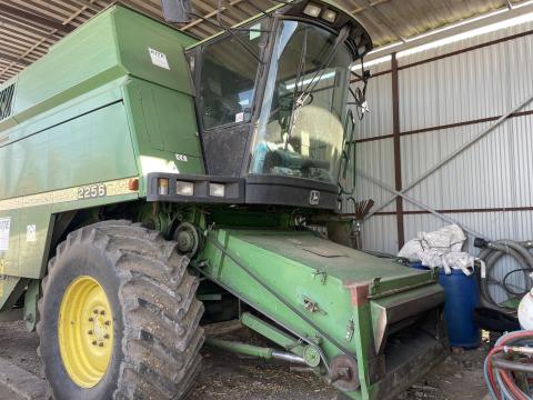 John Deere 2256 eladó, gabona asztallal és szállítókocsival John Deere 2256 eladó, gabona asztallal és szállítókocsival