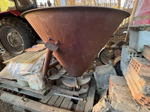 Műtrágyaszóró röpítőtárcsás