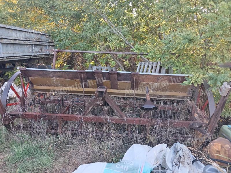 Csúszócsoroszlyás vetőgép azonnal munkára fogható állapotban