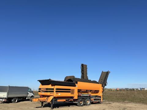 Bérrostálás nagyteljesítményű géppel – Doppstadt SM620 és rakodógép Bérrostálás nagyteljesítményű géppel – Doppstadt SM620 és rakodógép