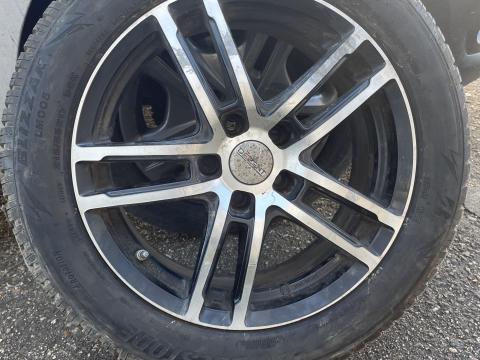 Személygépkocsi téli gumi eladó 215/55 R17