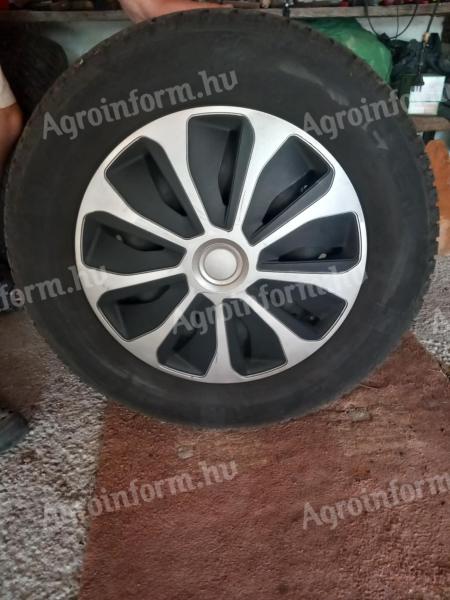 Dacia Duster téli gumi felnivel, dísztárcsával