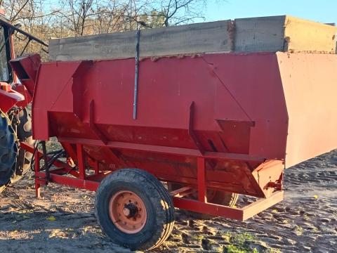 Takarmány kiosztó. {táp}