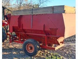 Takarmány kiosztó. {táp}