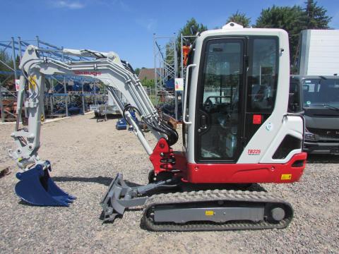 Takeuchi TB 225 / 2025 / 0 üzemóra / Powertilt / Lízing 20%-tól