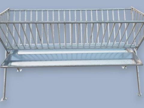 Szénarács széles abrakos- és kármentő tálcával Szénarács széles abrakos- és kármentő tálcával