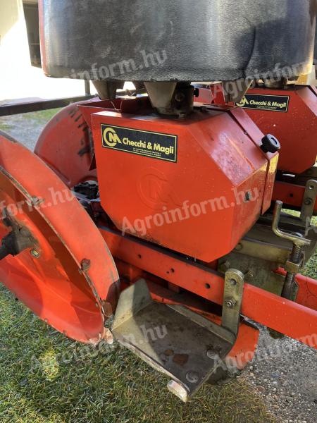 Eladó Checchi & Magli 3 soros félautómata,  forgó adagolós palántázógép