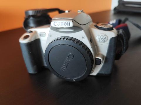 Canon EOS 300 + 28–80 mm objektív – filmes fényképezőgép Canon EOS 300 + 28–80 mm objektív – filmes fényképezőgép