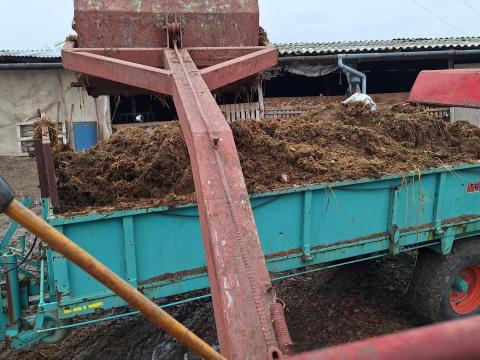 Far rakodó, függesztett rakodó.