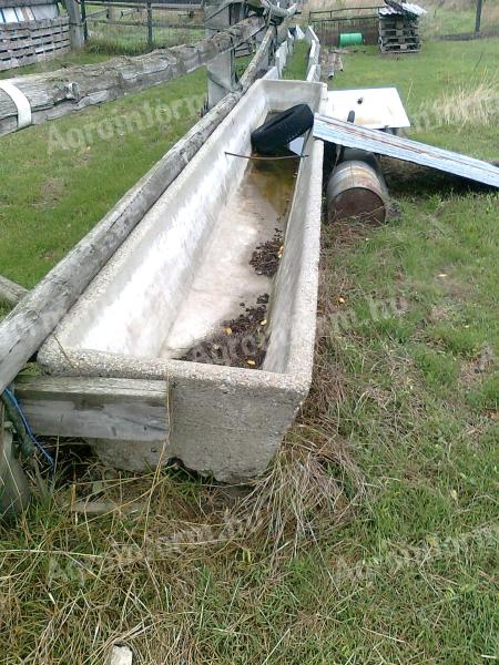 Szarvasmarha etető és itató vályu eladó