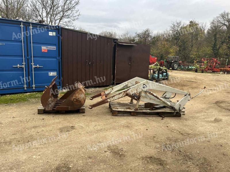 Mamut homlokrakodó kanállal és villával, konzollal eladó