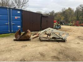 Mamut homlokrakodó kanállal és villával, konzollal eladó