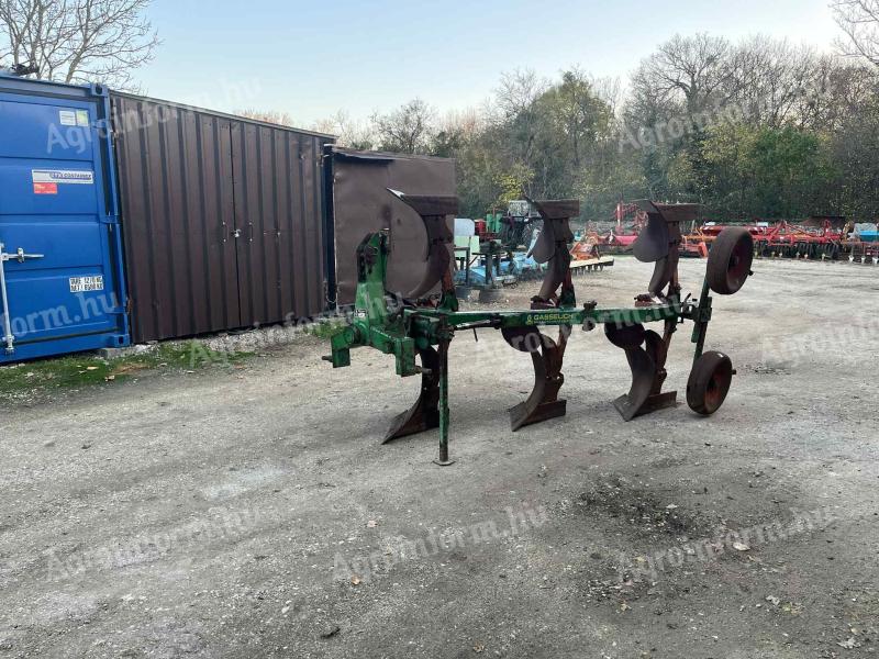 Héger 3 fejes váltvaforgató eke beforgatótárcsákkal