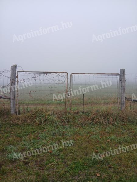 Fém kapu akácfa oszlopokkal 4x2m