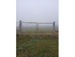 Fém kapu akácfa oszlopokkal 4x2m