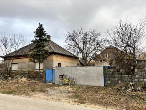 Eladó belterületi ingatlan,  telek - gazdasági épülettel – Fejér megye