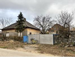 Eladó belterületi ingatlan,  telek - gazdasági épülettel – Fejér megye